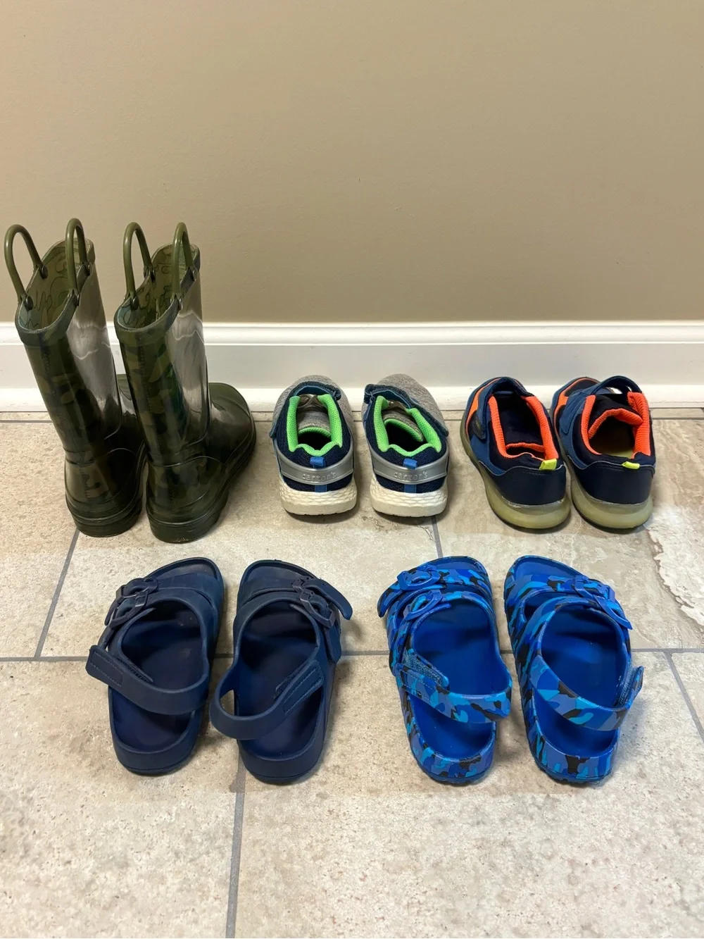 (5 Piece) Boys Shoe Lot Size 11 Members Mark, Carters Light-Up Boots Sandals